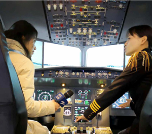 記者現場理解駕駛模拟艙